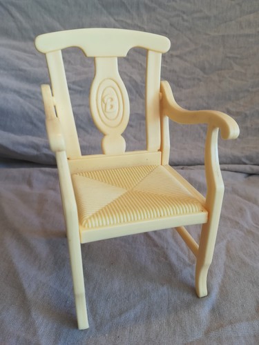 Chaise jaune avec - , accoudoirs